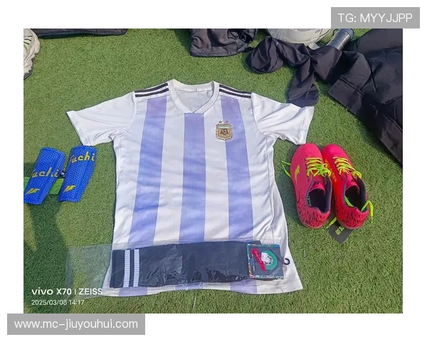 《巨星同框足球游戏全新体验挑战，与你的偶像并肩征战绿茵场》